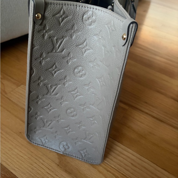 Authentic Louis Vuitton Turtledove Giant Monogram On the Go MM Tote - Picture 16 of 16